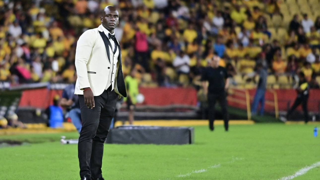 Mit Stil: Castillo coacht im weißen Smoking