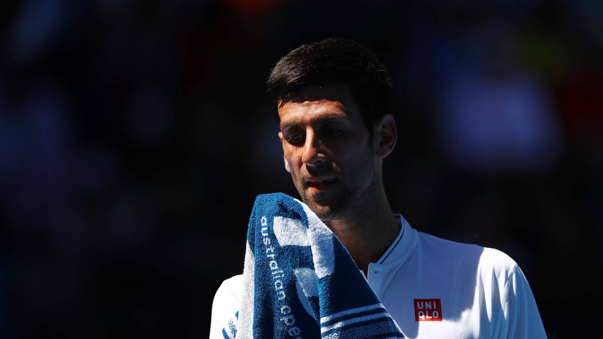 Novak Djokovic kann es nicht glauben. Erstmals seit 2008 scheidet der Serbe in der zweiten Runde eines Grand-Slam-Turniers aus. Ex-Trainer Boris Becker spricht von einem "Erdrutsch" für das Turnier.