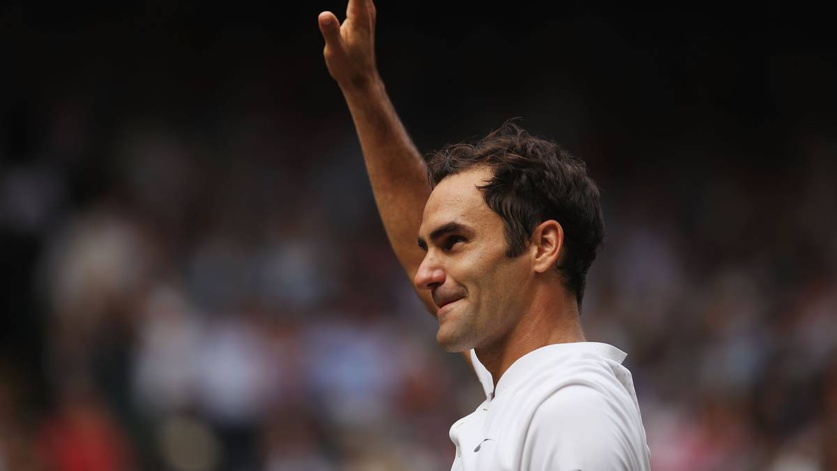Federer scheint ob des Triumphs und der begeisternden Jubelstürme tief gerührt und den Tränen nahe