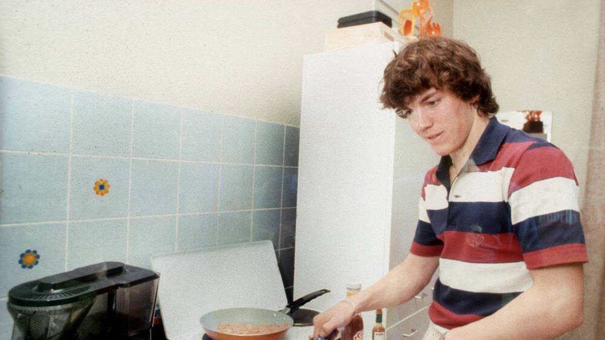 Lothar Matthäus als Junggeselle in der Küche seiner Wohnung in Mönchengladbach