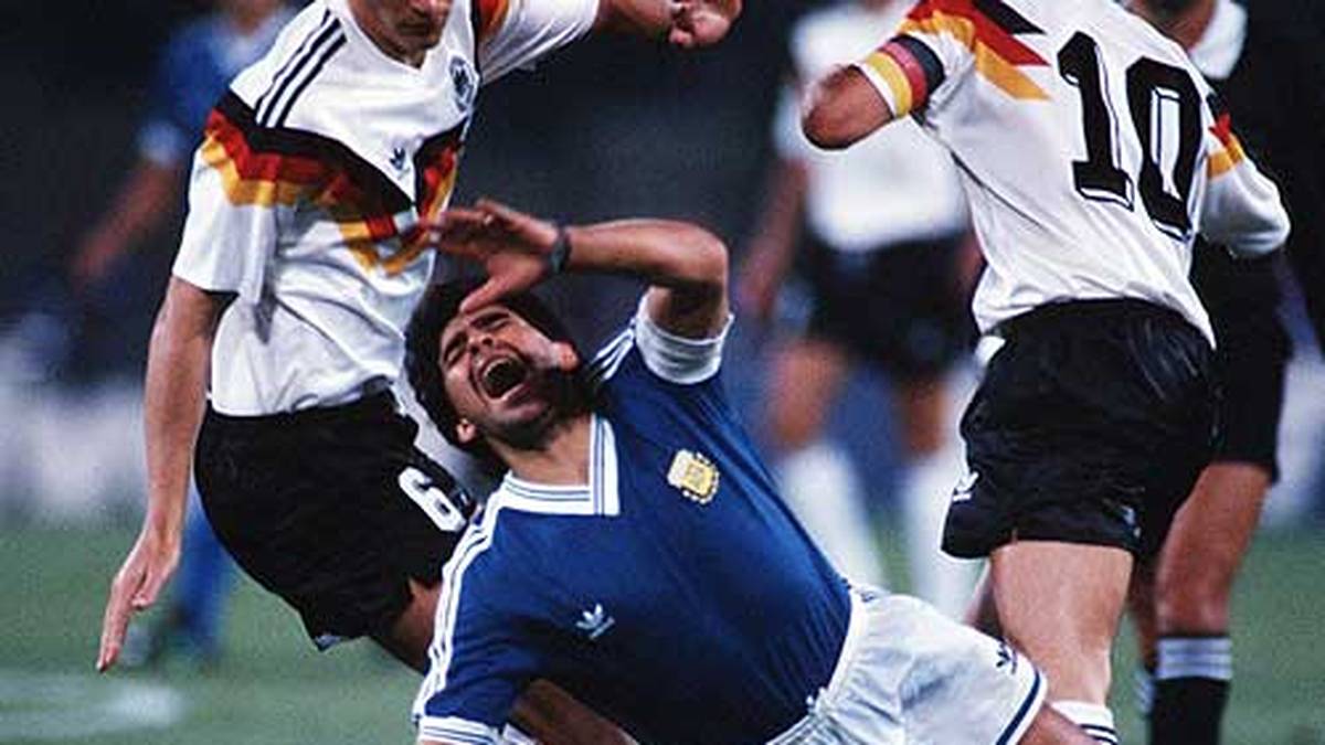 Der Argentinier landet schmerzhaft. Das Finale verläuft einseitig, Deutschland ist über 90 Minuten das bessere Team. Zwei "Gauchos" fliegen am Ende noch vom Platz