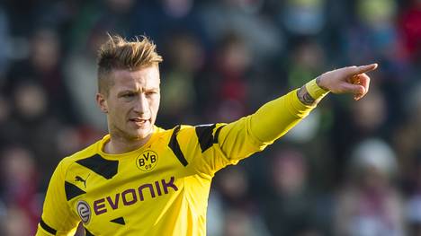 Marco Reus gestikuliert während des Spiels auf dem Platz