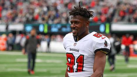 Antonio Brown wird in den USA versuchter Mord vorgeworfen. Der Wide Receiver macht sein sportliches Vermächtnis mit vielen Problemen in seinem Privatleben zunichte.