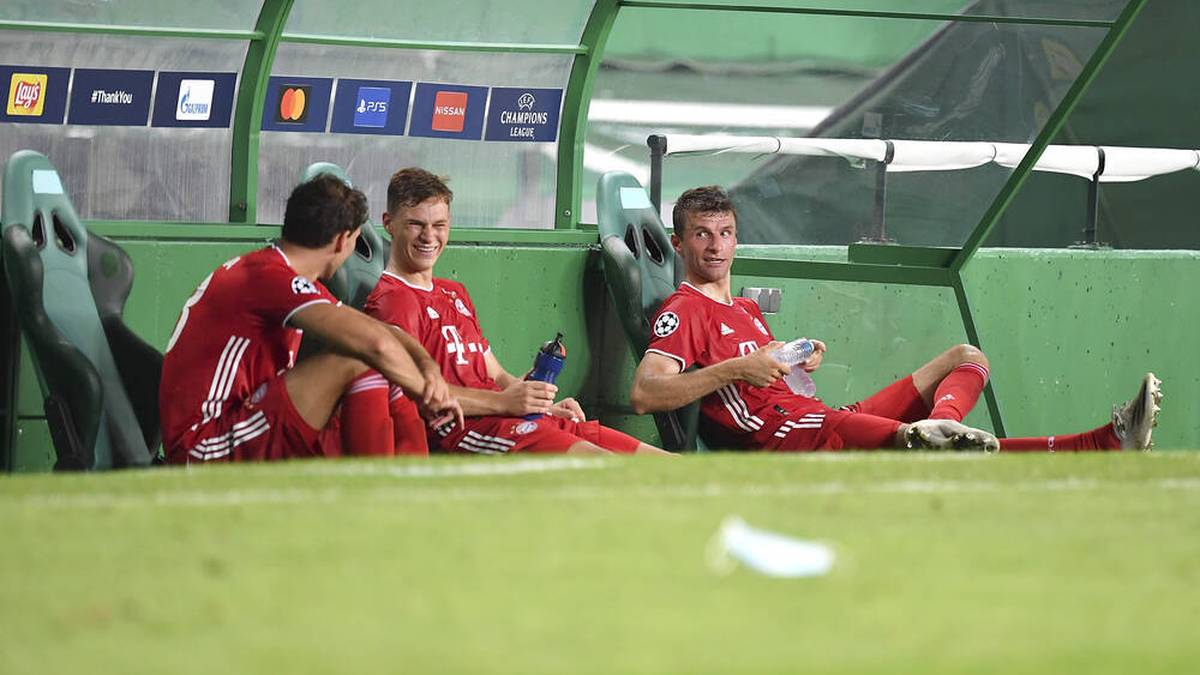 Leon Goretzka, Joshua Kimmich und Thomas Müller (v.l.) fachsimpeln nach dem Halbfinalsieg gegen Olympique Lyon