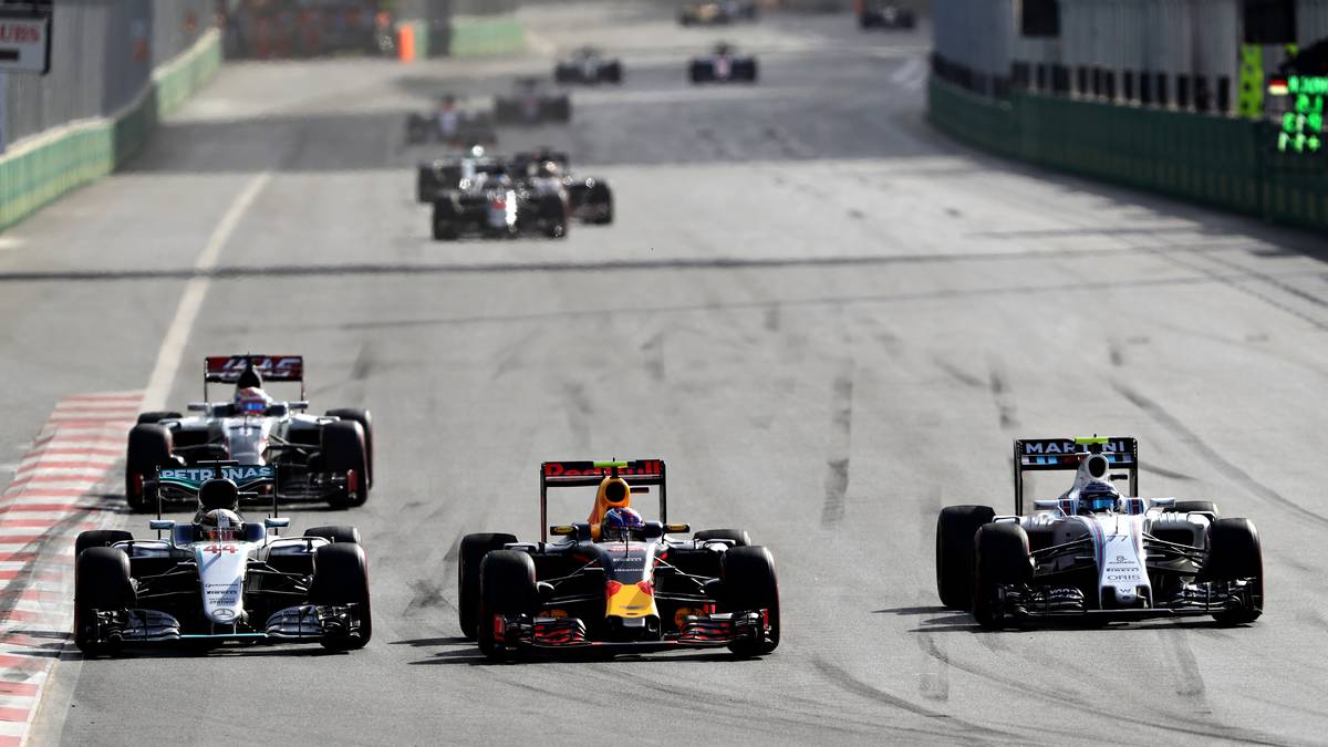 Lewis Hamilton hält sich beim Start zurück, ehe er zum Angriff übergeht. Dabei nutzt er zunächst einen Überholversuch von Valtteri Bottas und schiebt sich ebenfalls am verdutzten Max Verstappen vorbei