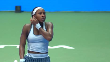 Tennis-Profi Coco Gauff braucht nur 51 Minuten um ihr Auftaktmatch in Wuhan gegen Moyuka Uchijima klar mit 6:1, 6:0 zu gewinnen.