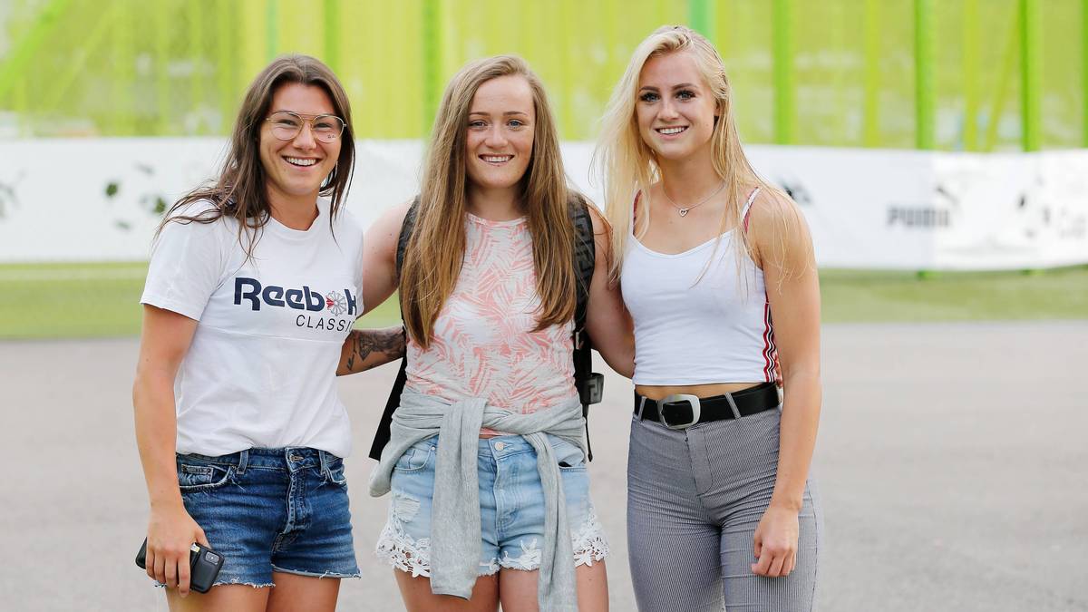 Ramona Bachmann (l.) und Alisha Lehmann (r.) sind das Traumpaar des Schweizer Fußballs. Die 27-Jährige Bachmann und die 19 Jahre alte Lehmann zaubern seit einem Jahr gemeinsam in der Nati - und sind auch privat ein Traumpaar