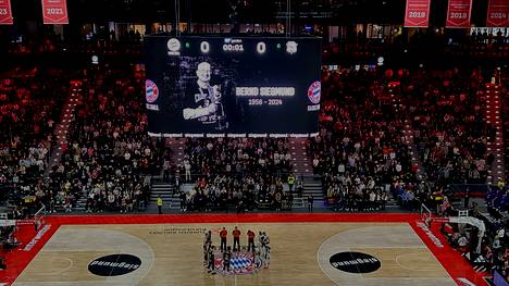 Der FC Bayern Basketball hält eine Schweigeminute