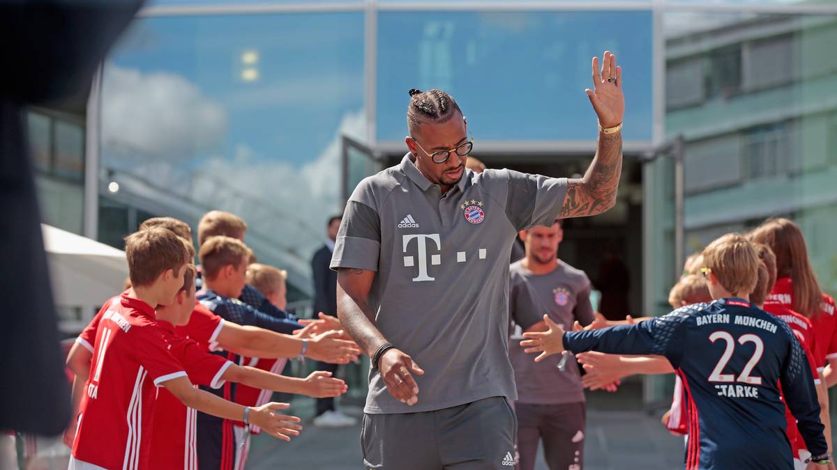 Sichtlich gut gelaunt kommt Jerome Boateng zur Übergabe seines neuen Dienstwagens. SPORT1 zeigt die Bilder der Fahrzeugübergabe
