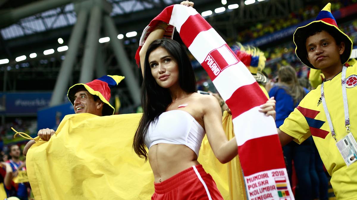 Eher kühl gibt sich diese Schönheit aus Polen im knappen Outfit