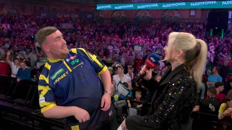 Nach seinem gewonnenen Auftaktmatch gibt Weltmeister Luke Littler auf der Ally-Pally-Bühne ein Interview und wird dort von der berühmten "Wespe" attackiert.