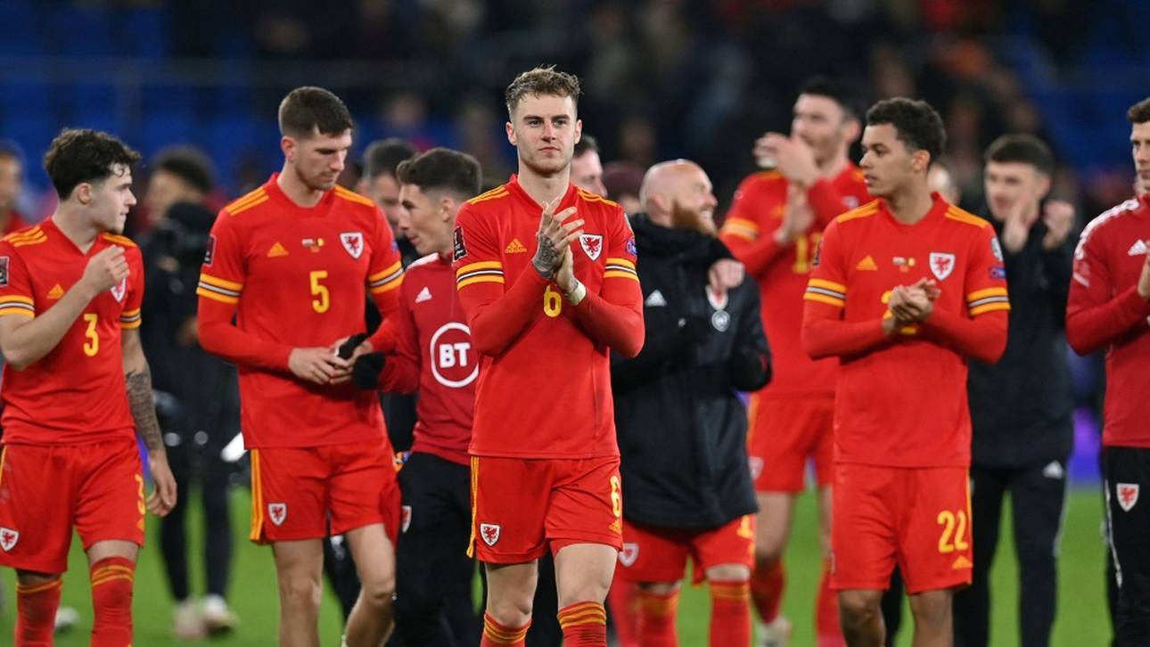Wales holt Platz zwei und Play-off-Ticket