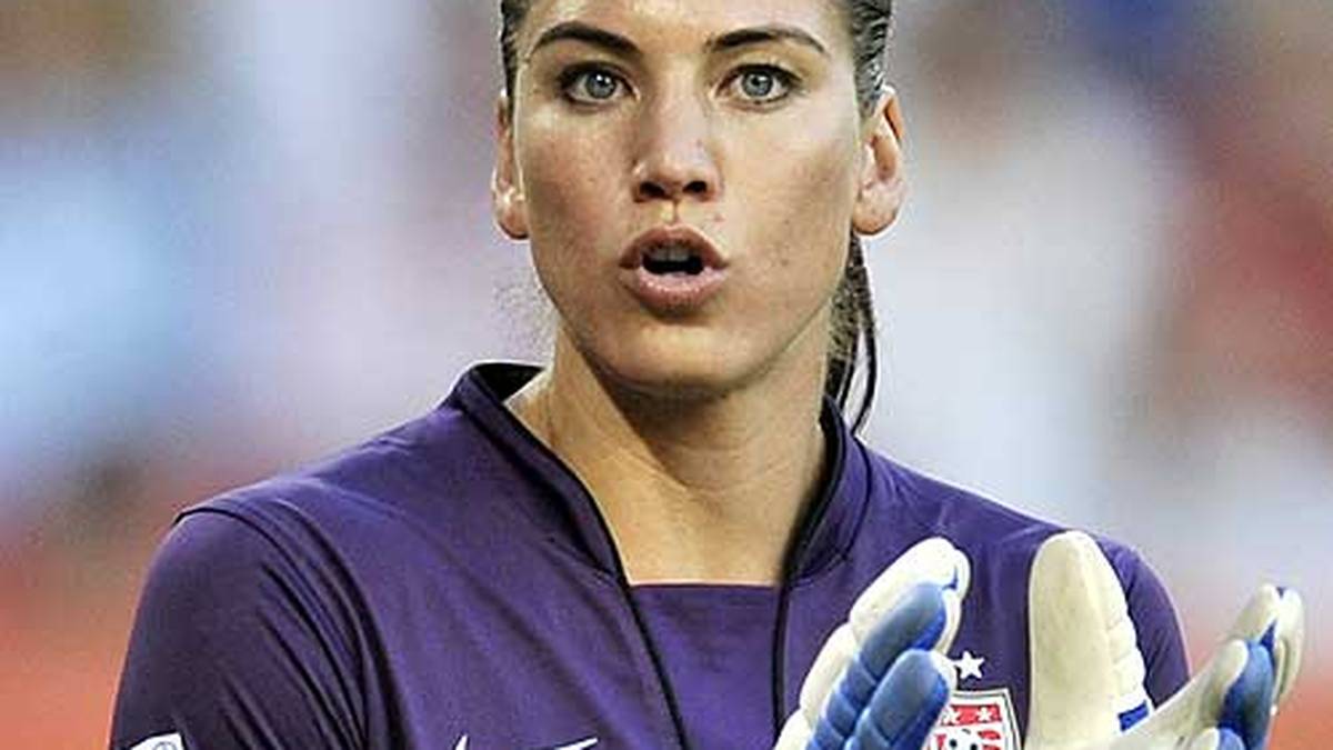Bestens bekannt seit der WM 2011 in Deutschland ist die Torhüterin der USA, Hope Solo