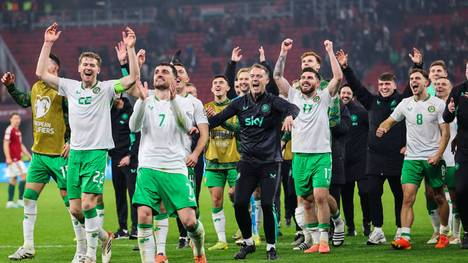 Irland schafft es durch einen Sieg gegen Ungarn in die Play-Offs der WM-Qualifikation 2026 durch einen späten Sieg gegen Ungarn. Somit können die Fans weiterhin auf eine Teilnahme ihrer Mannschaft hoffen.