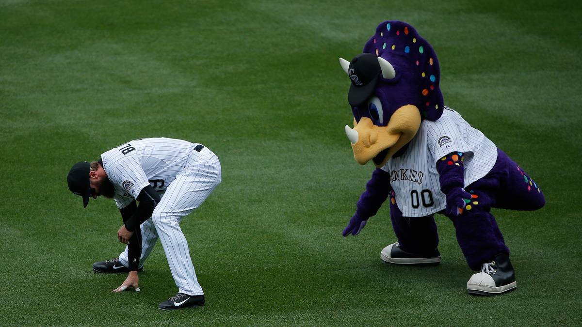Vielleicht sollte man aber auch nicht zu hart mit den Maskottchen dieser Welt ins Gericht gehen. Es ist, wie dieses Foto von "Dinger" beweist, halt auch wirklich eine harter und undankbarer Job