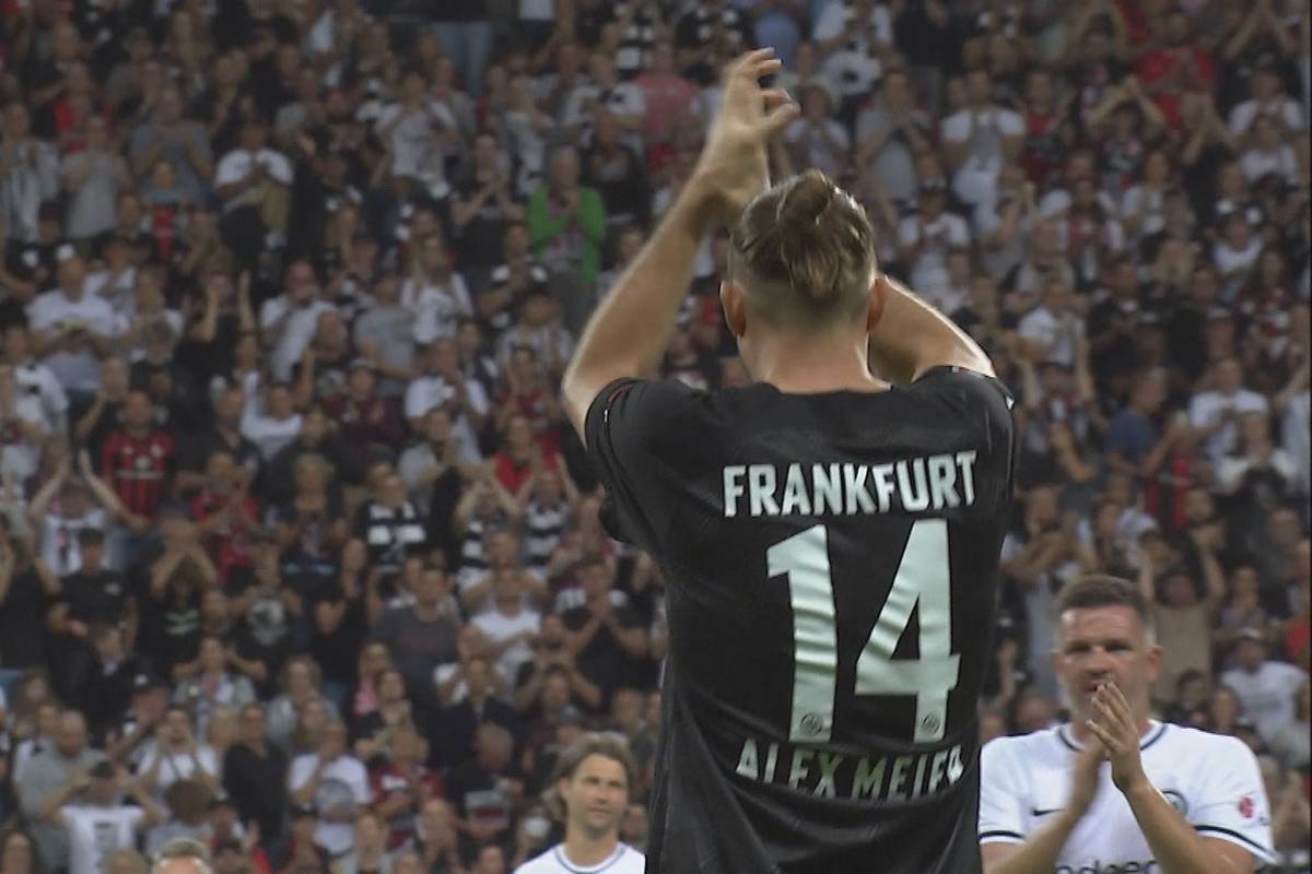 Team Innenseite vs. Team Zopf: Beim Abschiedsspiel von Alex Meier versammelten sich reichliche Frankfurter Vereinslegenden sowie 32000 Fans um den Fußballgott gebührend zu verabschieden - und dieser glänzte mit zahlreichen Toren.