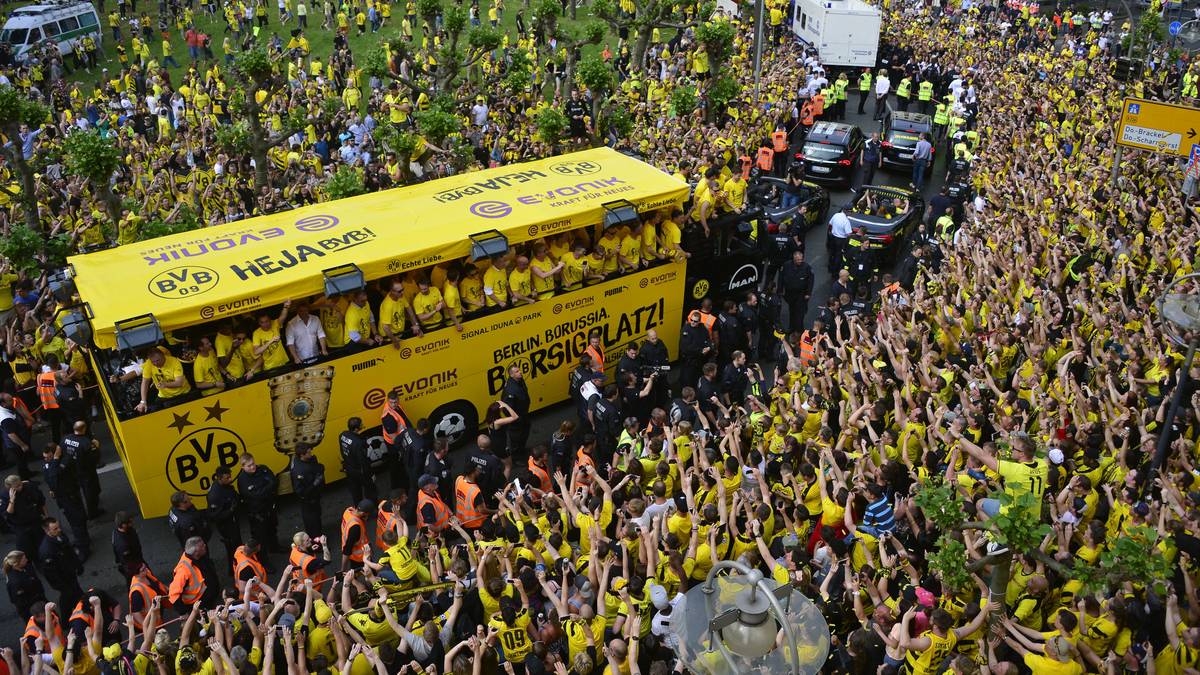 Den Spielern bietet sich ein unglaubliches Bild, der ganze Platz ist in schwarzgelb getaucht. Insgesamt eineinhalb Runden dreht der Truck um den Borsigplatz