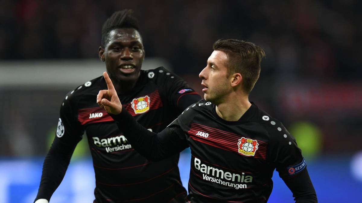 Leverkusens Vladlen Yurchenko (r.) freut sich derweil über seinen traumhaften Treffer zum 1:0 gegen den AS Monaco. Bayer war aber schon vor der Partie als Zweiter der Gruppe für das Achtelfinale qualifiziert
