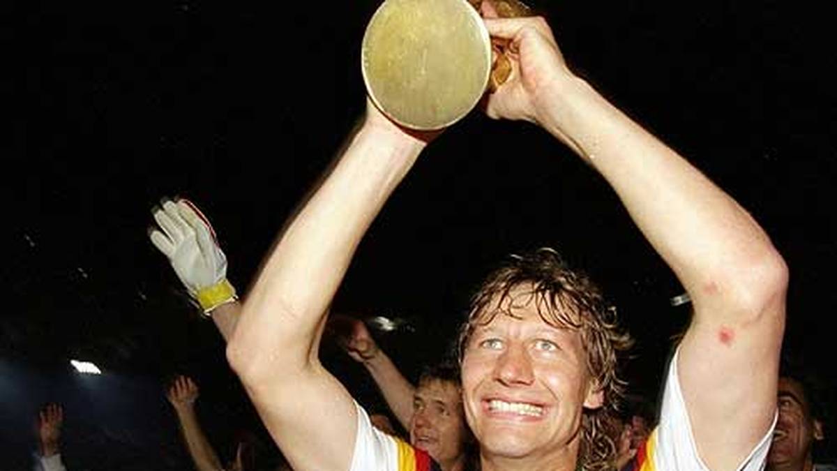 Der Pokal geht nach Deutschland. Und Guido Buchwald hat einen neuen Spitznamen. "Diego" wird er seitdem gerufen, weil der den argentinischen Spielmacher während des Finales komplett aus dem Spiel nimmt