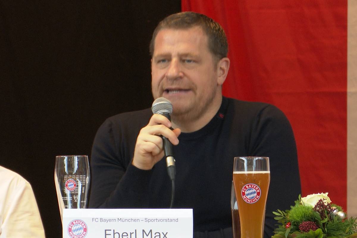 Max Eber spricht bei einer Weihnachtsfeier eines FC Bayern Fanclubs über einen möglichen Back-Up-Stürmer für Harry Kane. 