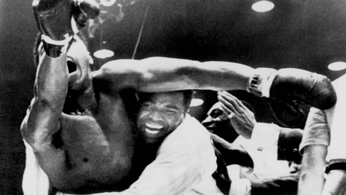 Die "größte Sensation der Boxgeschichte" (Joe Louis) gelingt bereits nach sechs Runden, Liston gibt gedemütigt auf. Dabei wollte Clay alias Ali eine Runde vorher dasselbe tun. Seine Augen brennen, er kämpft quasi blind. "Schneid mir die Handschuhe auf", schreit er seinen Coach an. Kurz darauf ist sein Schützling Weltmeister. Der schreit: "Ich bin der Größte!"