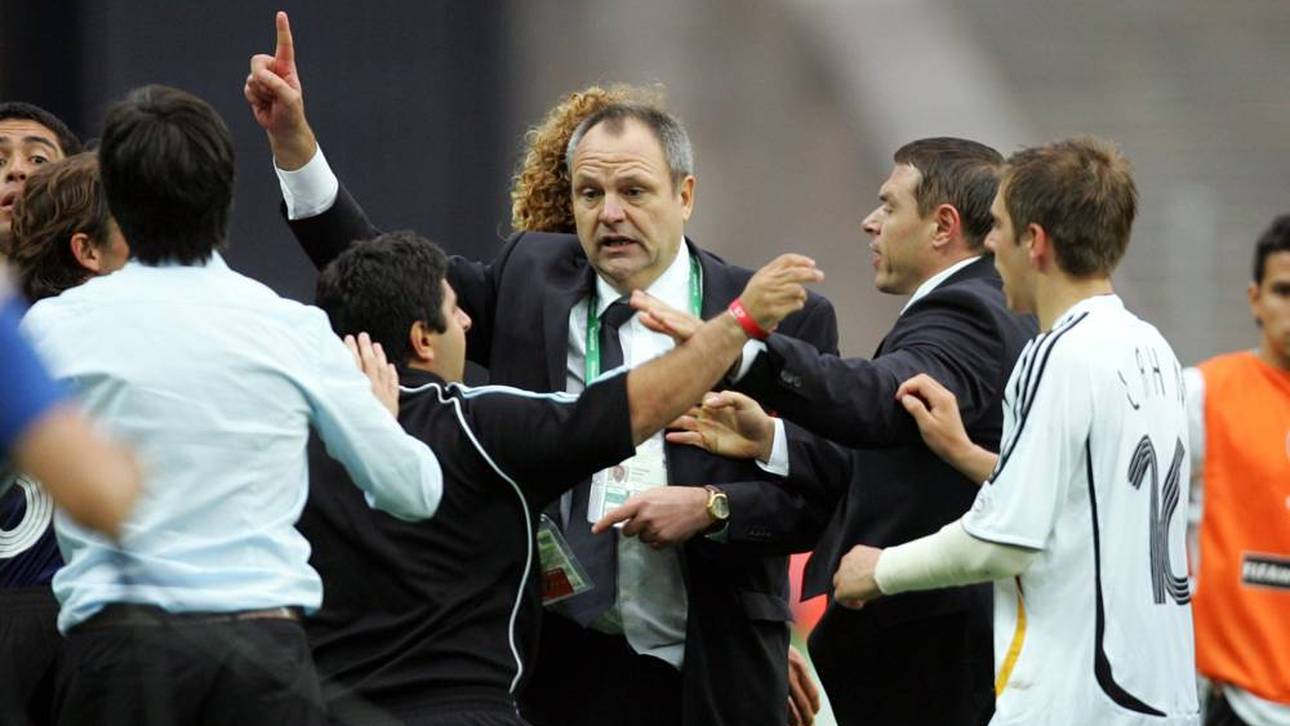 Harald Stenger inmitten der legendären Rudelbildung gegen Argentinien bei der WM 2006