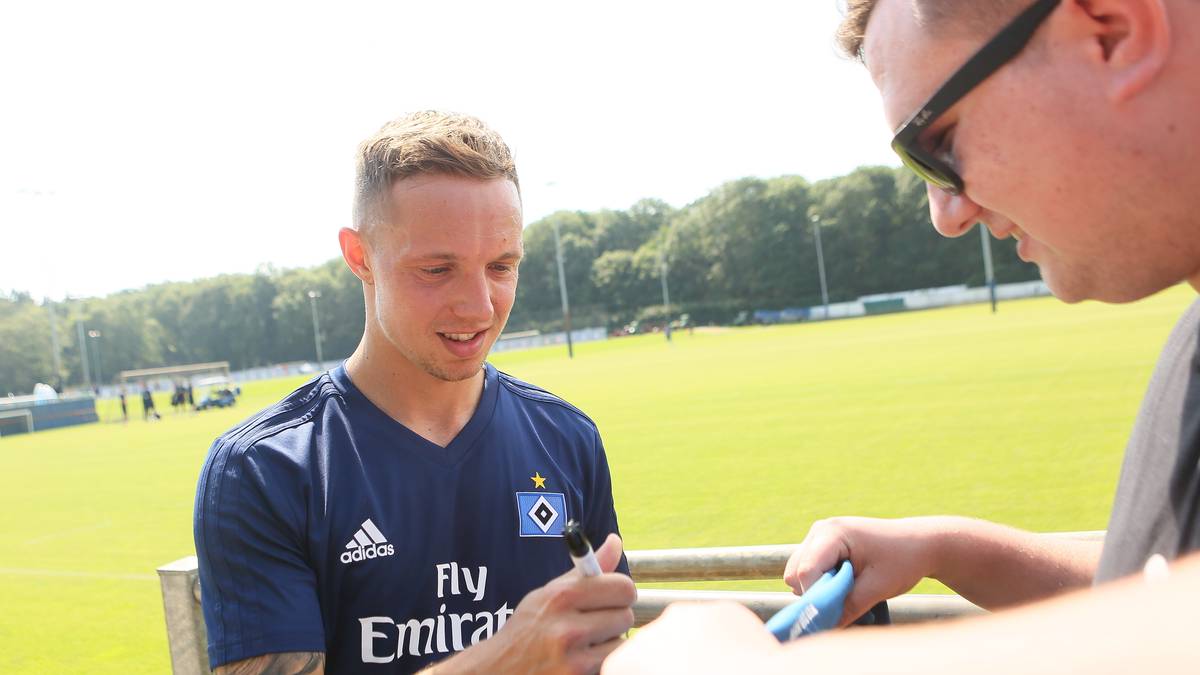 OFFENSIVER/ZENTRALER MITTELFELDSPIELER: Auf der Spielmacher-Position hat Hecking die Qual der Wahl mit Kapitän AARON HUNT (32), Neuzugang SONNY KITTEL (26), der ablösefrei aus Ingolstadt kam, sowie BERKAY ÖZCAN (21), der vom VfB nach einer Leihe für 1,5 Millionen Euro fest verpflichtet wurde