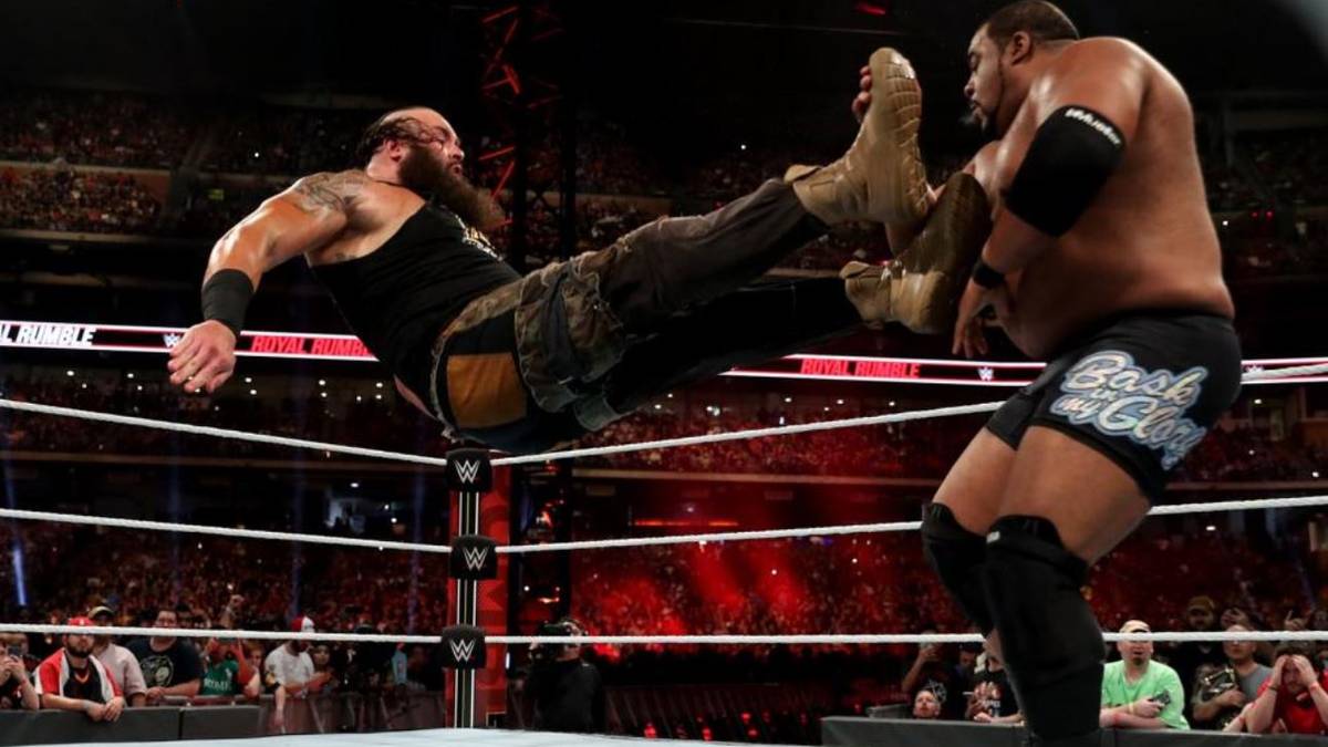 Als die beiden Super-Schwergewichte Braun Strowman (l.) und Keith Lee hinzukommen, ist Lesnar erstmals in Gefahr. Doch die beiden Kolosse gehen aufeinander los, sodass der WWE-Champion beide gleichzeitig eliminieren kann. Chance vertan