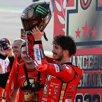 Der Italiener Francesco Bagnaia ist zum zweiten Mal MotoGP-Weltmeister. Kontrahent Jorge Martin stürzt im Saisonfinale und muss seinem Traum vom Titel vorzeitig begraben. 