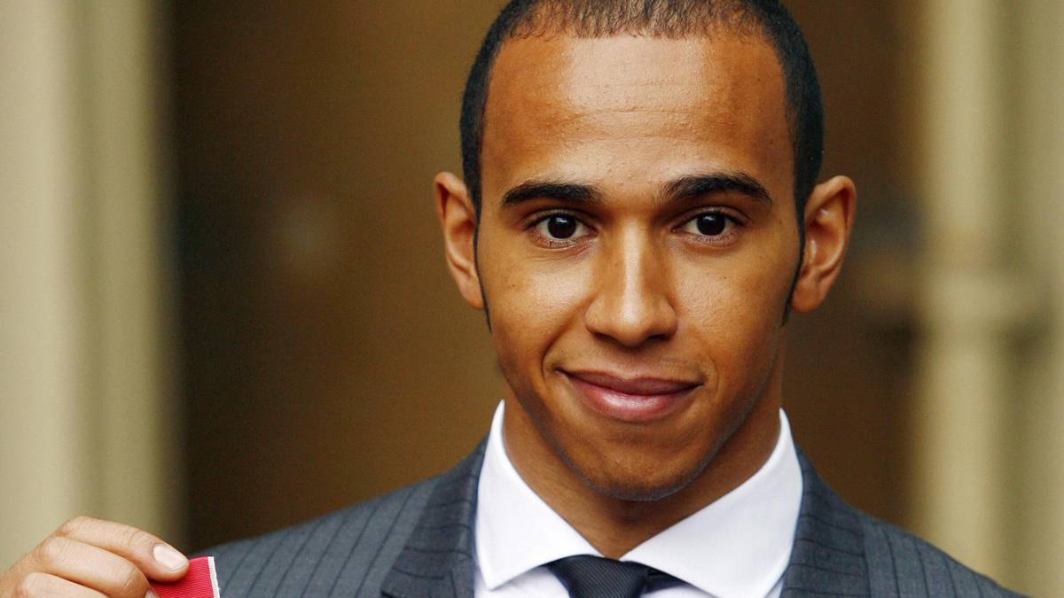 O wie Orden: Im Dezember 2008 überreichte Queen Elizabeth II Hamilton den Verdienstorden "Member of the British Empire"