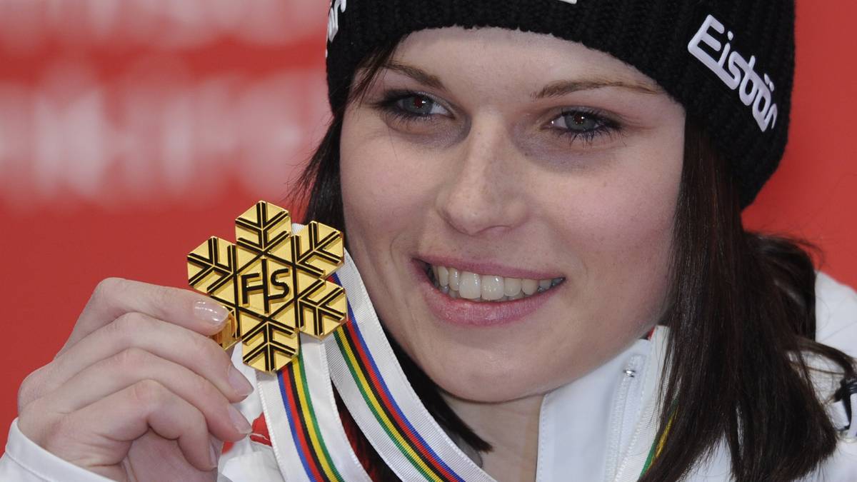 Durch ihre Goldmedaille wird sie auch einer größeren Öffentlichkeit erstmals bekannt und gewinnt mit ihrem zurückhaltenden, aber sympathischen Auftreten schnell viele Herzen