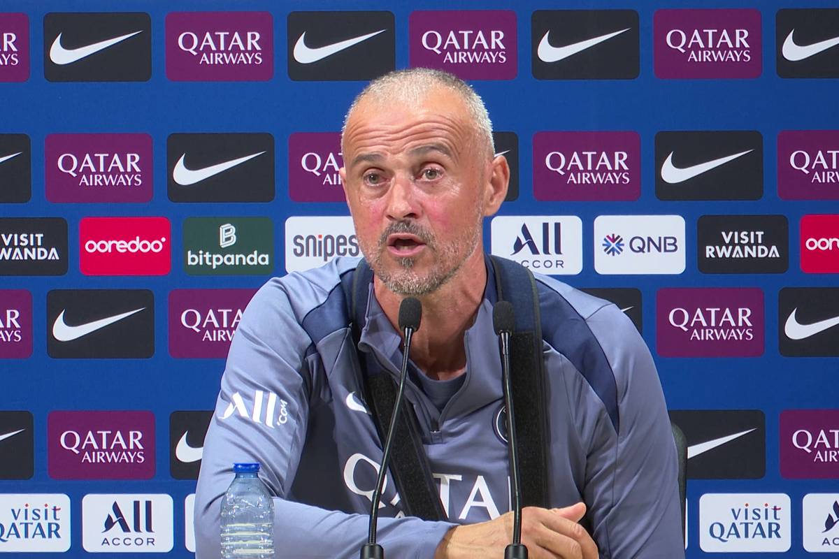 Plötzlich fängt Enrique auf der PK an zu singen 