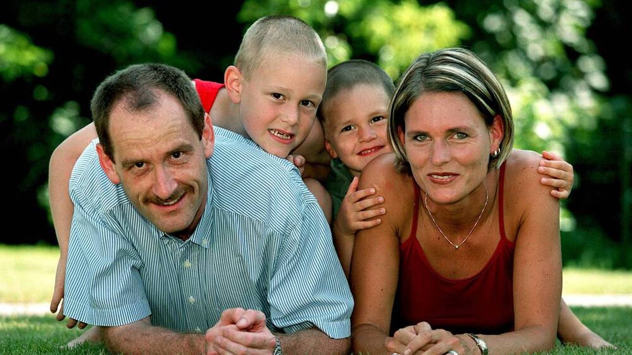 Katrin Krabbe-Zimmermann mit Ehemann Michael und ihren Söhnen Bruno (2.v.li.) und Aaron im Garten ihres Hauses in Neubrandenburg