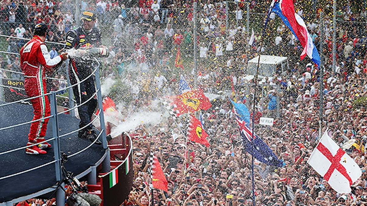 Im vergangenen Jahr siegte wiederum Sebastian Vettel. Die Ovationen in Ferrari-Land galten aber vor allem dem zweitplatzierten Fernando Alonso (l.), der sich mit Mark Webber ein Schampus-Duell lieferte. Auch in diesem Jahr trägt der Spanier wieder die Hoffnungen der italienichen Ferrari-Fans
                  