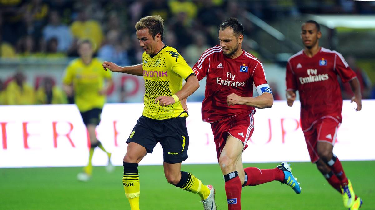 2011/12 - Borussia Dortmund - Hamburger SV: Zum ersten Mal seit 2002 steigt zu Beginn der Saison 2011/12 das Eröffnungsspiel wieder in Dortmund. Auf Seiten der Borussia wirbelt Newcomer Mario Götze die Defensive des Hamburger SV ordentlich durcheinander