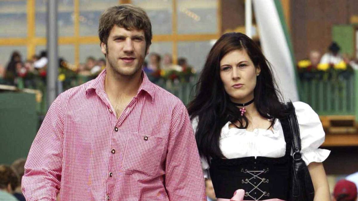 Zwei Jahre zuvor hat sich Torsten Frings für ein Engagement in München entschieden. Den passenden Schneider hat ihm sein neuer Klub aber offenbar nicht zur Vefrügung gestellt 