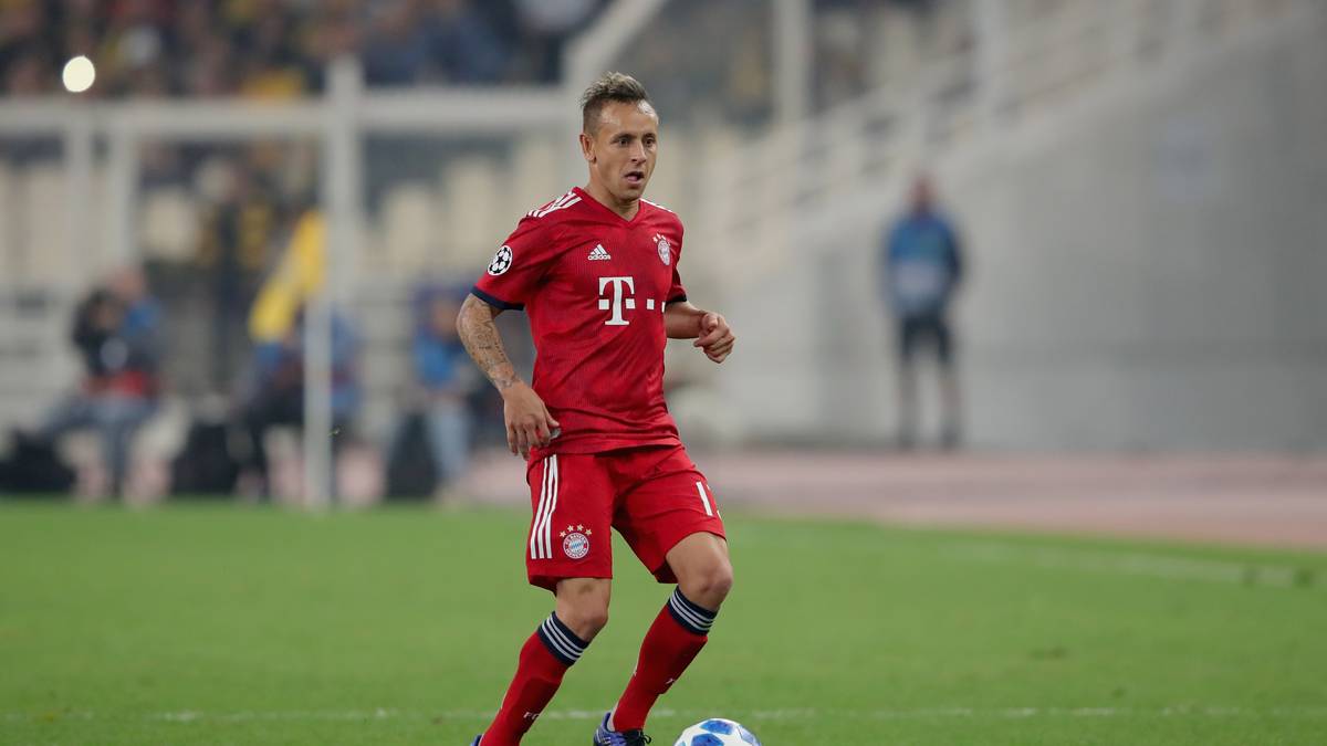 RAFINHA: Der Brasilianer absolvierte sein 250. Pflichtspiel für die Bayern, zeigte aber eine schwache Partie auf der rechten Seite. Der 33-Jährige hatte einige Ballverluste, kam oft zu spät und nach vorne war von ihm fast gar nichts zu sehen. Auch nicht in Halbzeit zwei. SPORT1-Note: 4