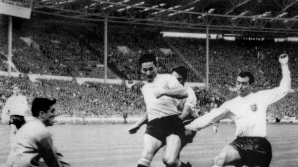 WM 1966: ENGLAND - URUGUAY 0:0 - Das erste offizielle WM-Eröffnungsspiel findet 1966 im Londoner Wembley-Stadion statt. Der spätere Weltmeister England muss sich vor 87.000 Fans mit einem 0:0 begnügen