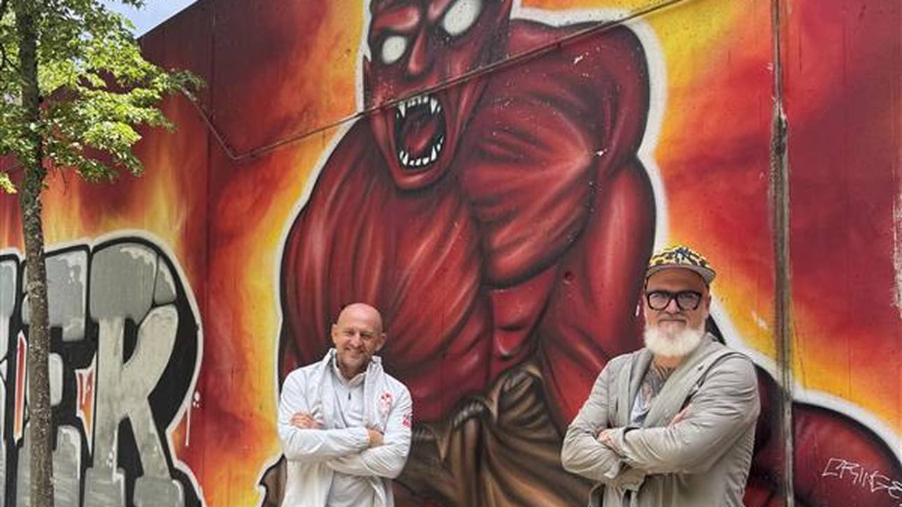 SPORT1-Reporter Reinhard Franke (r.) traf Lautern-Trainer Torsten Lieberknecht zum Interview