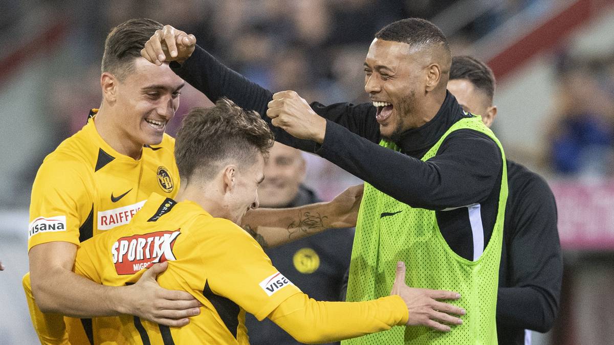 ... und ließ sich dafür von seinen Teamkollegen feiern. Es scheint, als nehme die Karriere des Mittelfeldspielers endlich wieder Fahrt auf