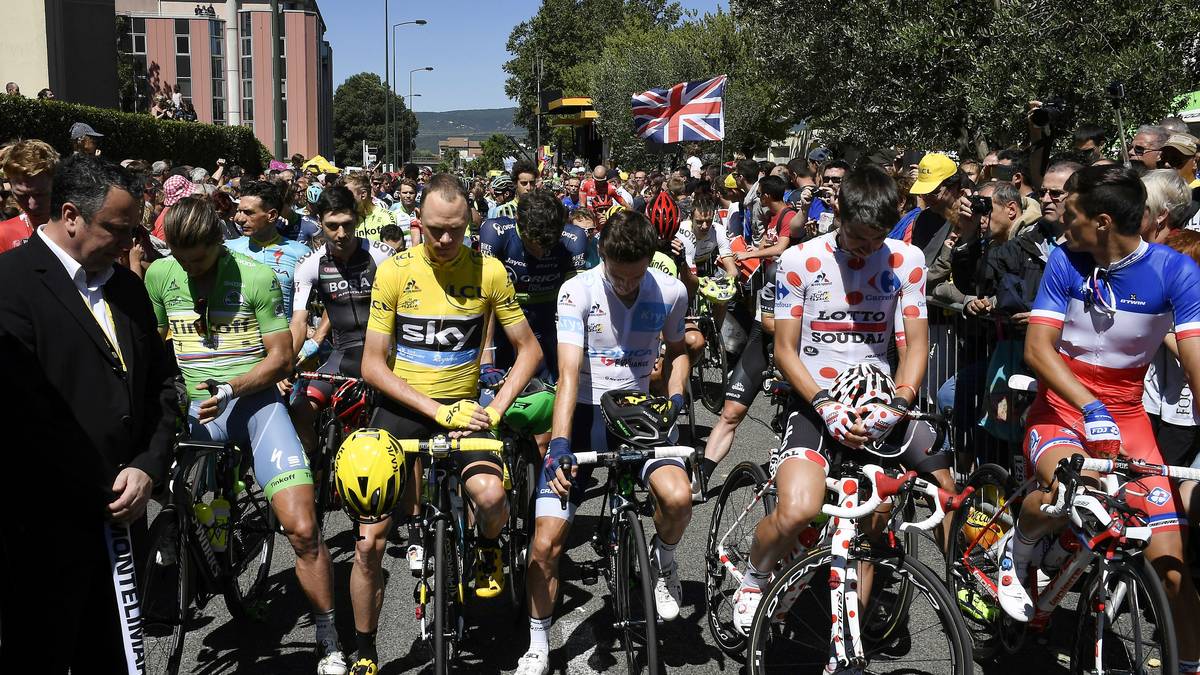 Auch die 14. Etappe der Tour steht noch unter den Eindrücken von Nizza. Vor dem Start gedenken die Fahrer der Opfer der Attacke am französischen Nationalfeiertag