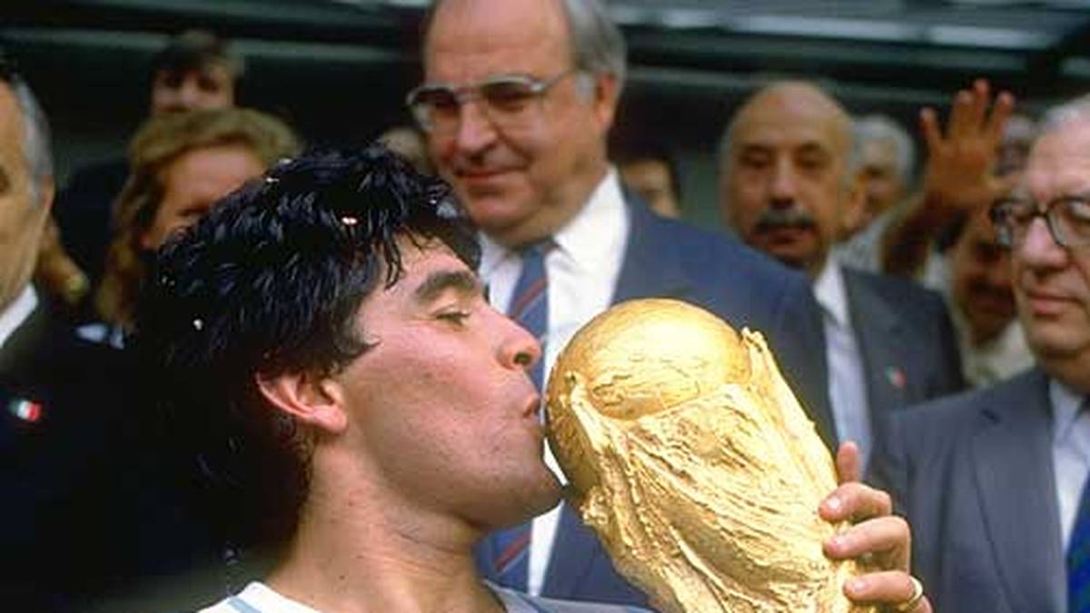 Diego herzt den Pokal, der damalige Bundeskanzler Helmut Kohl nimmt es mit Humor