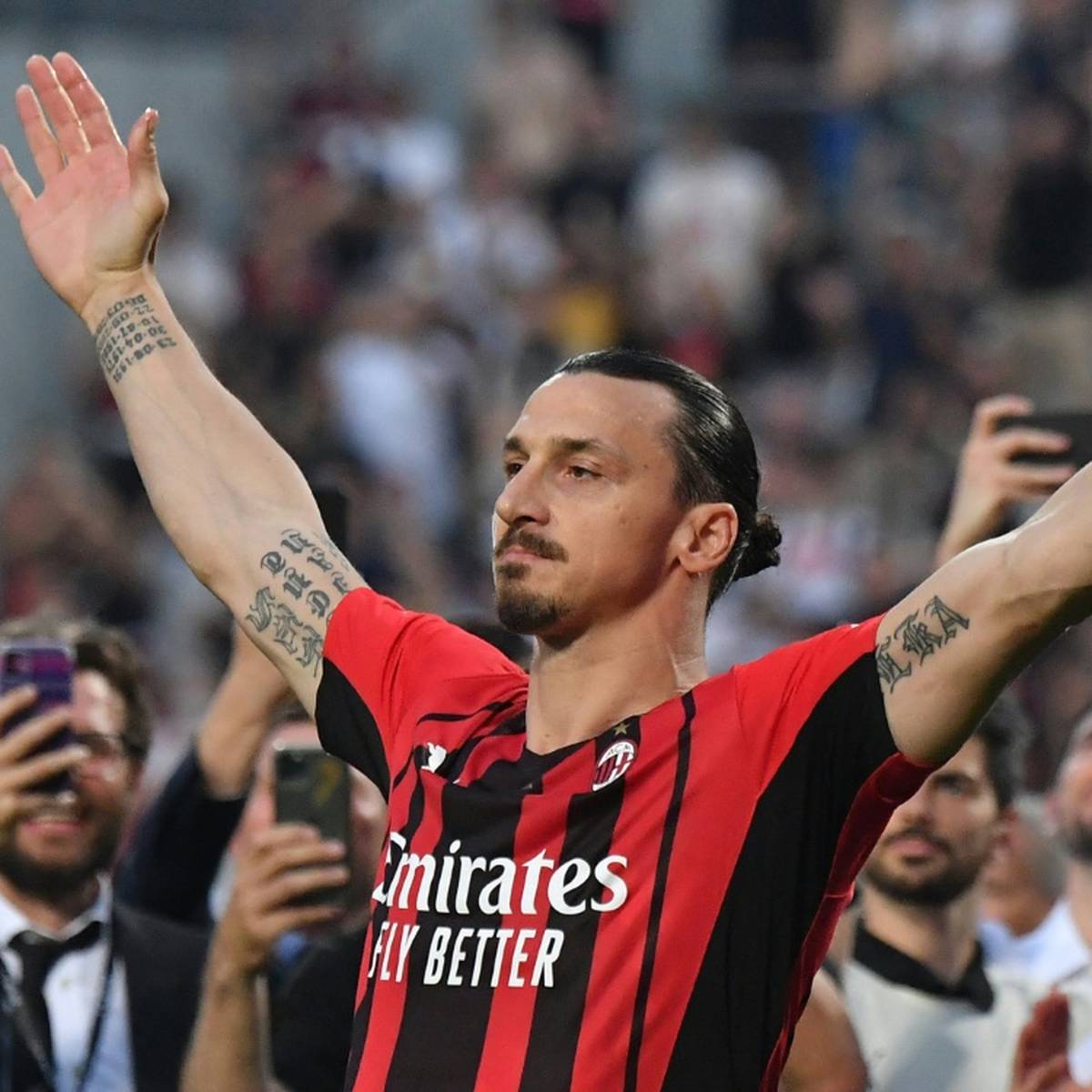 Zlatan Ibrahimovic wird seine Karriere offenbar fortsetzen. Der Schwede soll sich mit dem AC Mailand auf ein neues Arbeitspapier geeinigt haben.