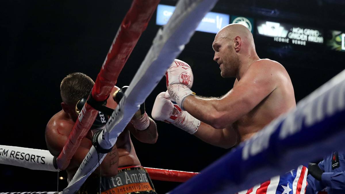 Fury drängt Schwarz in die Ecken und bearbeitet ihn mit seinen Schlägen