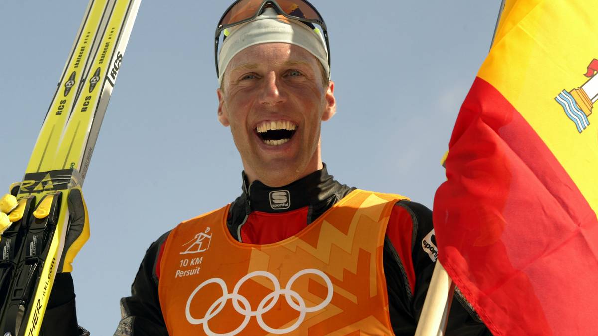 Langläufer Johann Mühlegg startet nach langen Differenzen mit Funktionären des Deutschen-Skiverbands ab 1998 für Spanien. 2002 ist der gebürtige Allgäuer bei den Olympischen Spielen in Salt Lake City mit drei Goldmedaillen der überragende Athlet