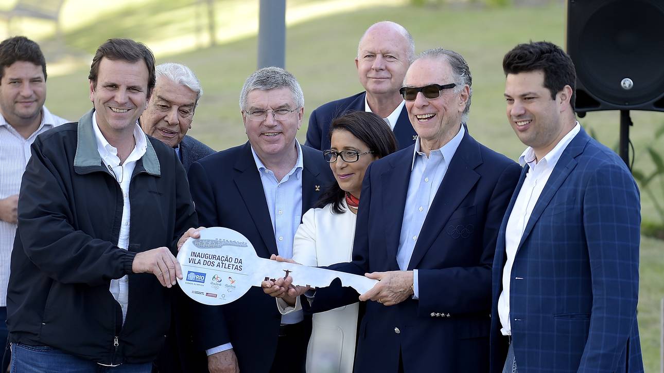 Bach weiht Olympisches Dorf ein