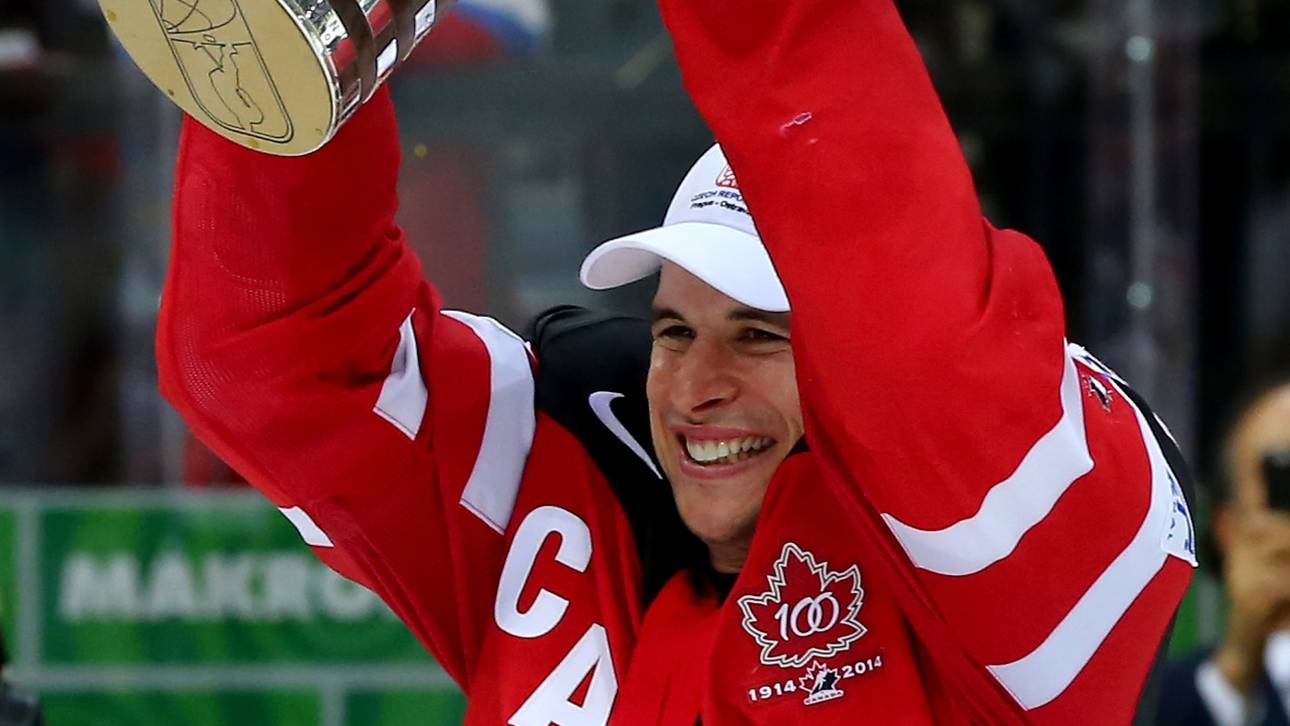 Sidney Crosby bei der Weltmeisterschaft 2015 mit dem Pokal