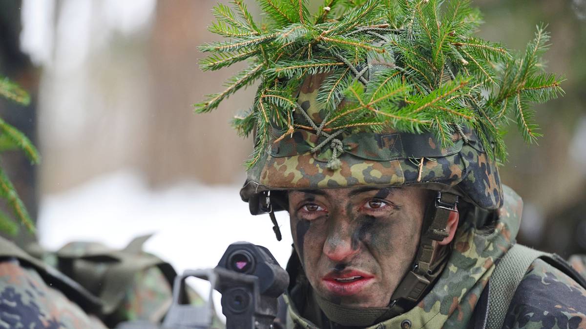 Seit 2009 ist Schmidt als Soldatin bei der Bundeswehr. Sportlich ist sie ein Multitalent, betreibt Leichtathletik, Schwimmen, Crosslauf und Triathlon. Zur neuen Saison kehrt sie zu Turbine Potsdam zurück
