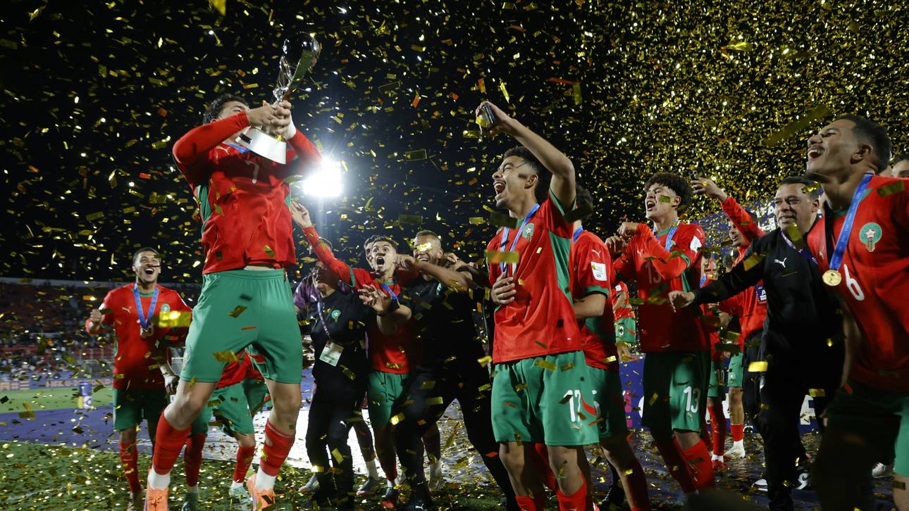 Großer Jubel: Marokkos Othmane Maamma mit der Trophäe