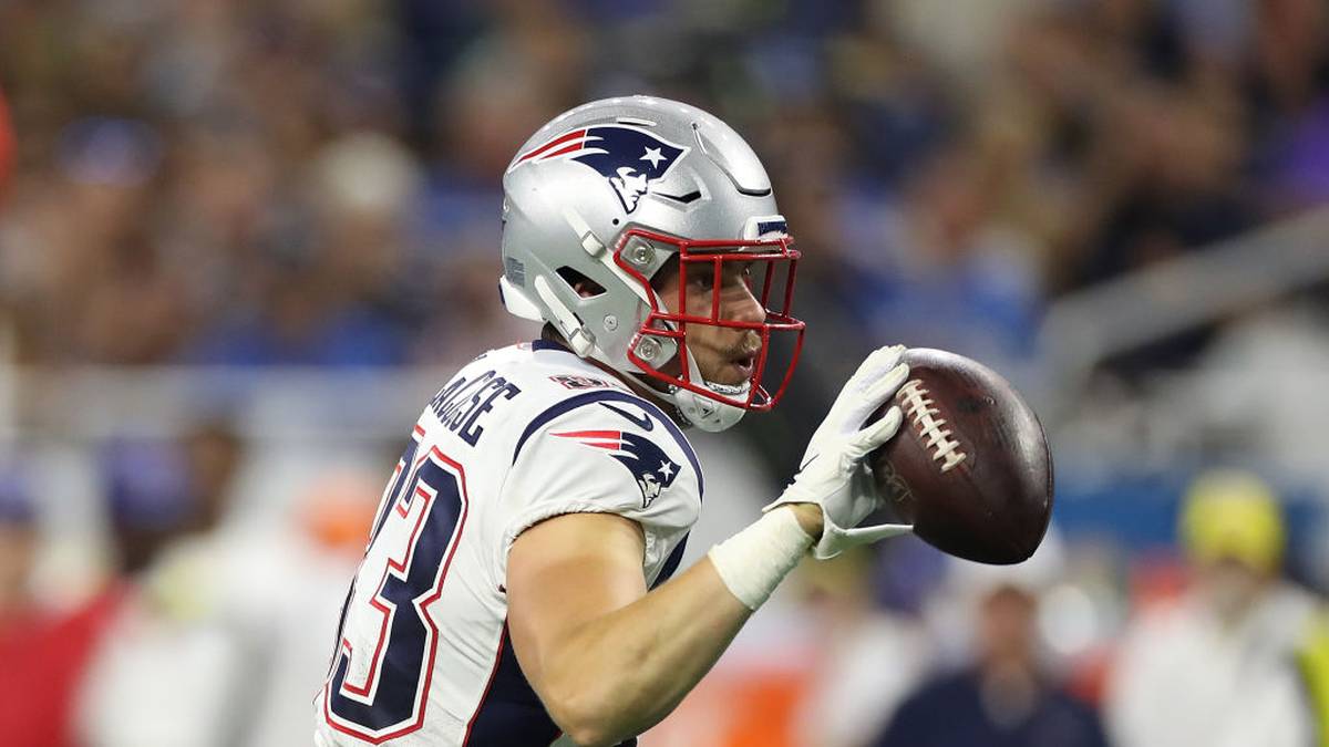Das größere Potenzial hat ohnehin LaCosse. Der 26-Jährige kam von den Broncos, wo er gerade zum Saisonende sein Talent als Passfänger zeigen konnte. Insgesamt ist die TE-Position nach Gronkowski aber eine riesige Baustelle